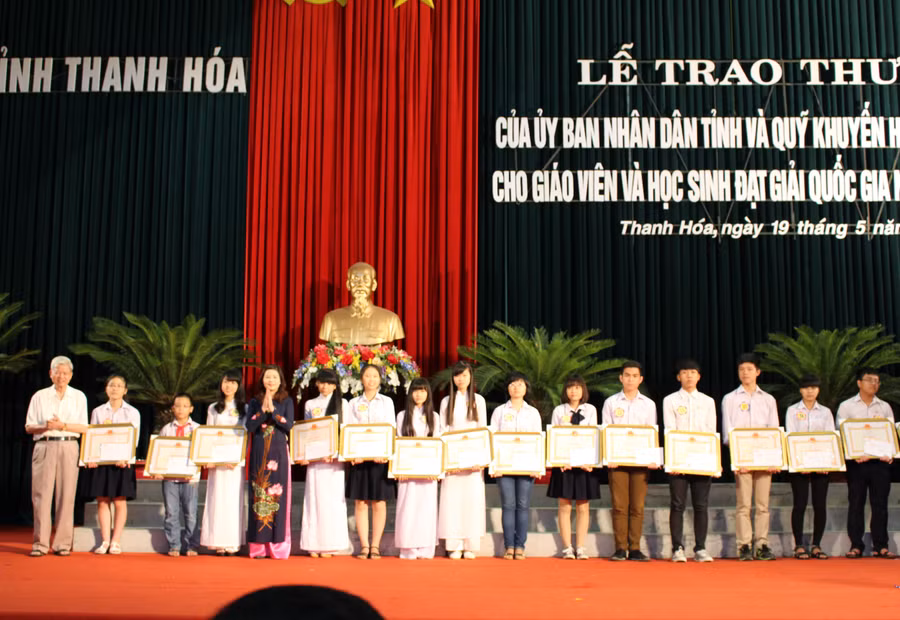 Thanh Hóa: Trao thưởng cho giáo viên, học sinh giỏi quốc gia