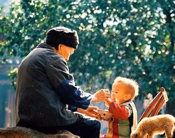 4 hành động yêu thương của ông bà có thể gây nguy hại cho trẻ 