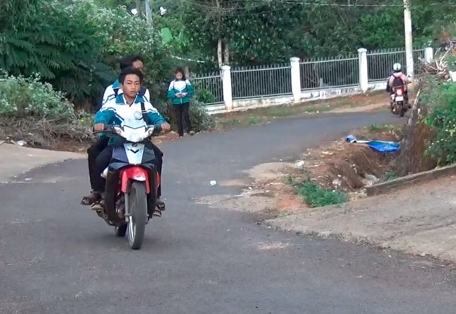 Nhà trường giữ xe, học sinh phổ thông vô tư đi xe máy đến trường ? - Ảnh 4.