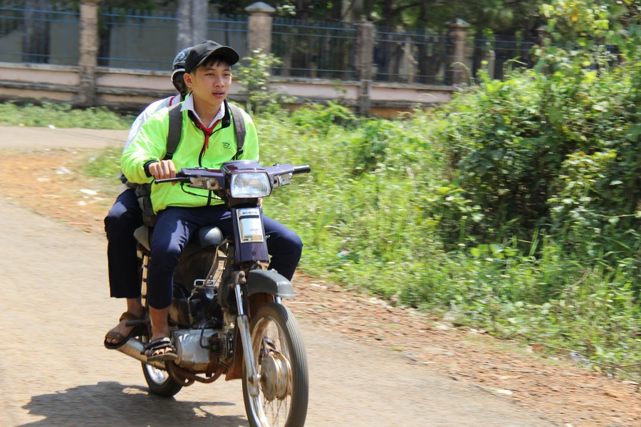 Đắk Nông: Nhà trường giữ xe, học sinh phổ thông vô tư đi xe máy đến trường?