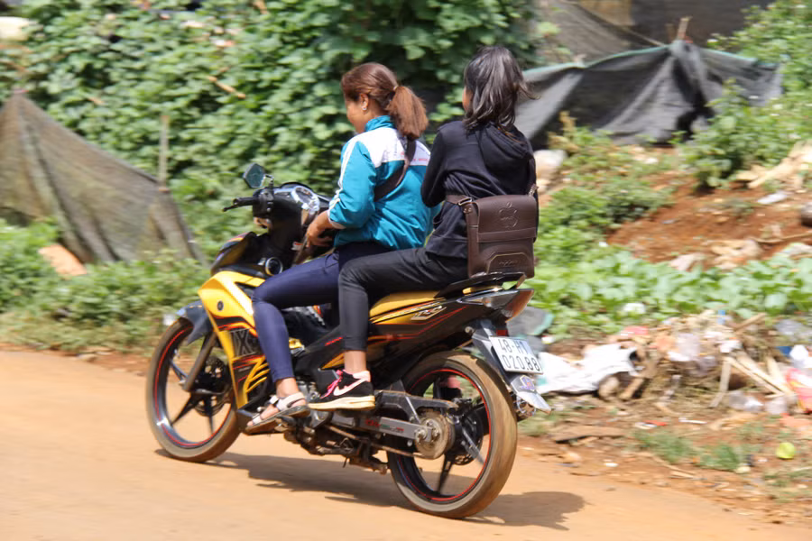 Nhà trường giữ xe, học sinh phổ thông vô tư đi xe máy đến trường ? - Ảnh 3.