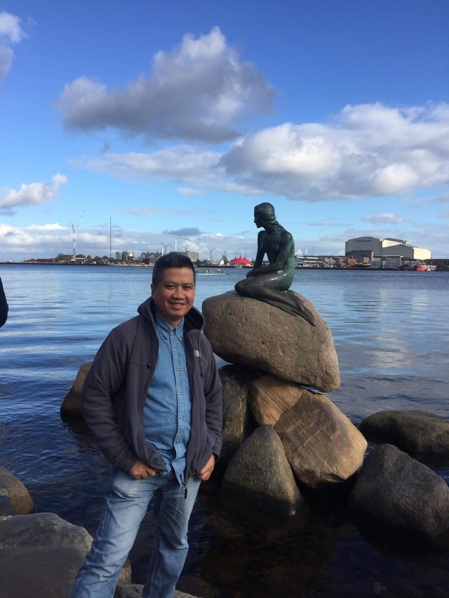 Tác giả bài viết chụp với Nàng tiên cá