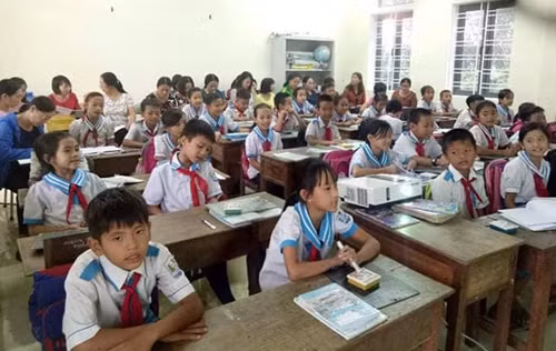 Nhiều trường học Hà Tĩnh phải mời giáo viên về hưu đứng lớp 