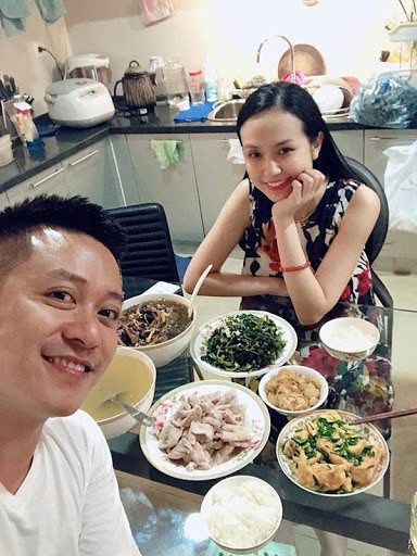 Cách ly xã hội vì Covid-19: Tuấn Hưng trổ tài vào bếp, Trường Giang chuẩn "ông chồng chiều vợ" ảnh 1 Cách ly xã hội vì Covid-19: Tuấn Hưng trổ tài vào bếp, Trường Giang chuẩn "ông chồng chiều vợ" ảnh 1