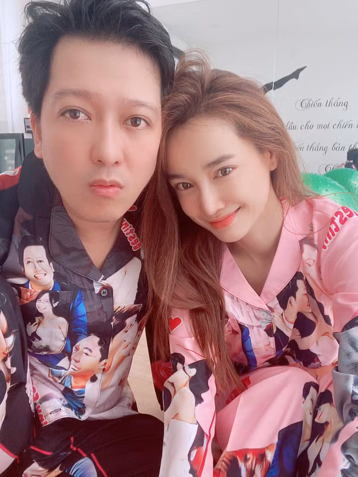 Có lẽ cũng chính nhờ vậy mà nhan sắc của Nhã Phương ngày một quyến rũ, gương mặt luôn rạng rỡ, tràn đầy hạnh phúc.