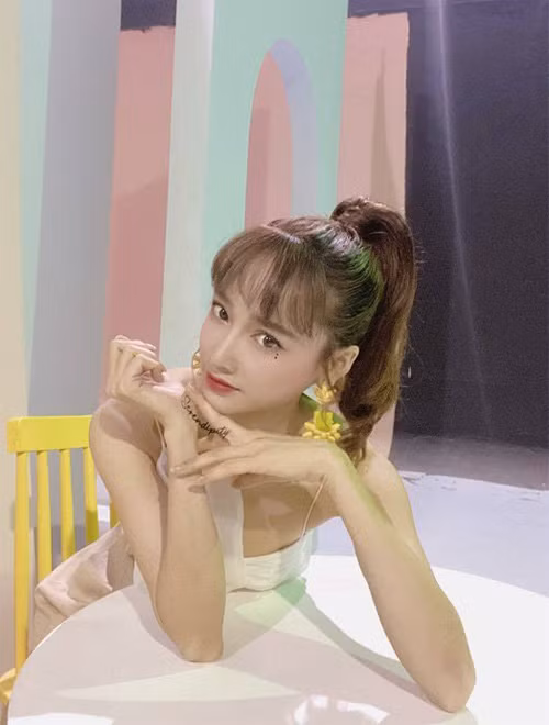 Không chỉ buông lời “tán tỉnh” với chồng như một chút gia vị cuộc sống, Nhã Phương còn khiến nhiều người bất ngờ với nhan sắc như búp bê, làn da mịn màng không tì vết. Phong cách trang điểm này khiến Nhã Phương thăng hạng nhan sắc gấp bội.