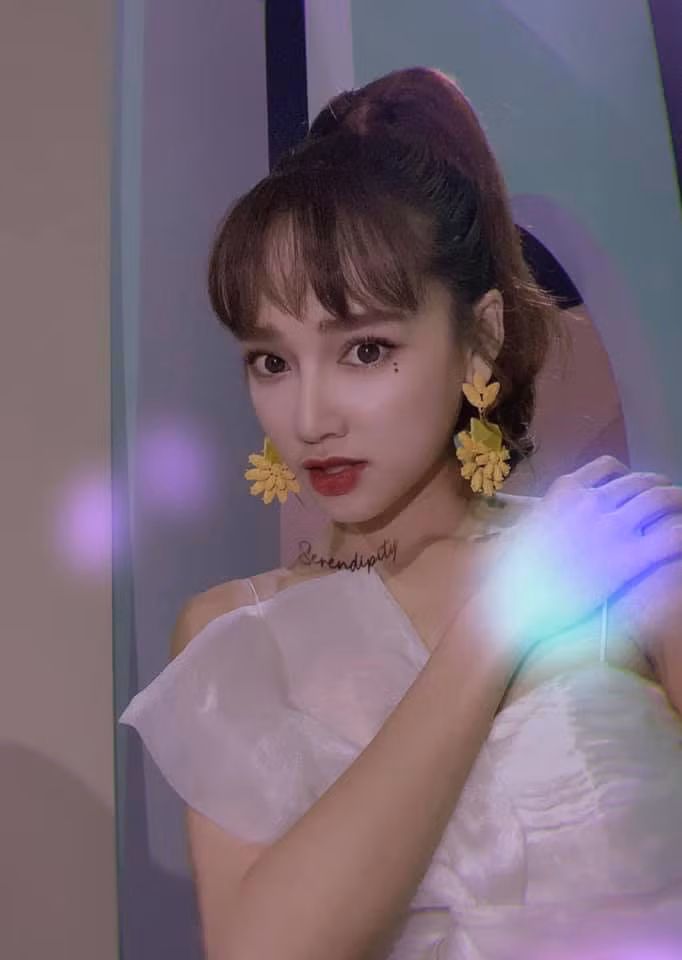 Cách đó ít ngày, Nhã Phương cũng nhắc đến chồng trong những vần thơ biến tấu: “Dữ dội và dịu êm/Ồn ào và lặng lẽ/Sóng không hiểu nổi mình/Sóng tìm về hỏi chồng”.