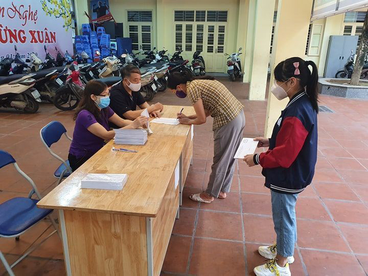 Trường THCS Chương Dương tổ chức trao quà cho các gia đình học sinh có hoàn cảnh khó khăn