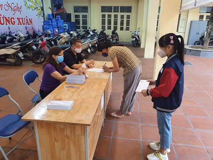 Trường THCS Chương Dương tổ chức trao quà cho các gia đình học sinh có hoàn cảnh khó khăn