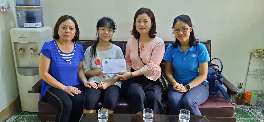 Đại diện thầy cô giáo trường THCS Trưng Vương trao quà cho gia đình các em học sinh