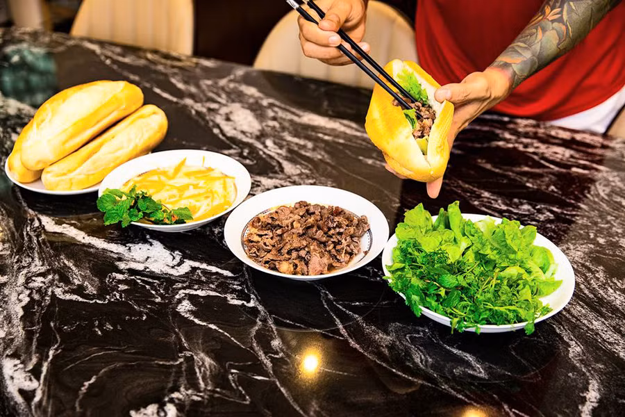 Món bánh mì thịt ngon mắt của Tuấn Hưng.