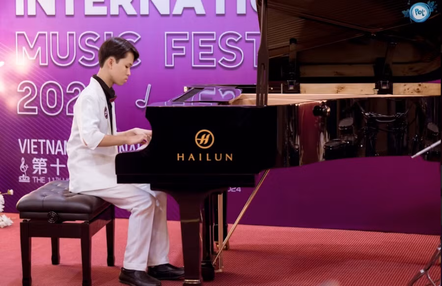 Dù bị teo cơ vận động ở tay và chân phải nhưng nam sinh Nguyễn Bùi Bảo Khôi luôn nỗ lực hết sức để "cháy" cùng đam mê âm nhạc của mình. Ảnh: NVCC.