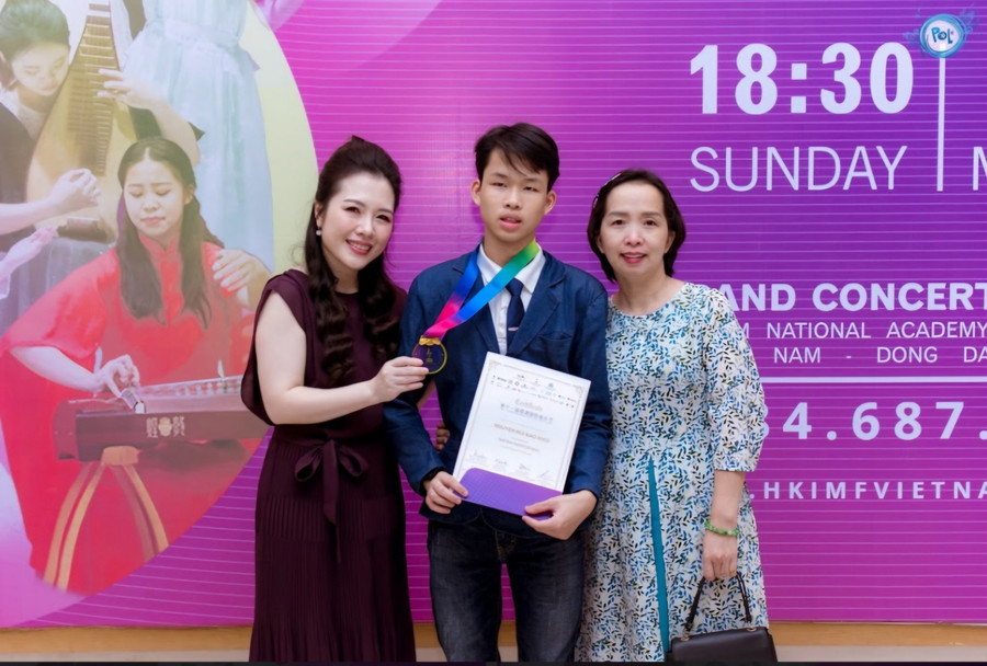 Bảo Khôi đạt giải Vàng và được Nghệ sĩ Piano, Thạc sĩ Nguyễn Lệ Thuyên Hà - Giám đốc Nghệ thuật Trường Nghệ thuật Polaris trao tặng huy chương cùng giấy chứng nhận. Bảo Khôi đạt giải Vàng và được Nghệ sĩ Piano, Thạc sĩ Nguyễn Lệ Thuyên Hà - Giám đốc Nghệ thuật Trường Nghệ thuật Polaris trao tặng huy chương cùng giấy chứng nhận.
