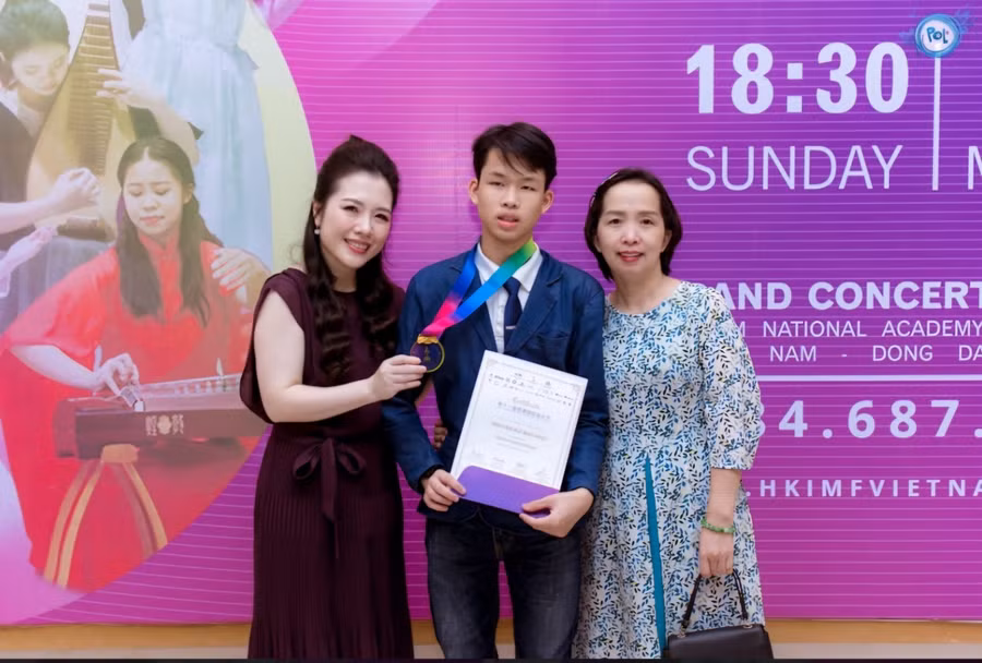 Bảo Khôi đạt giải Vàng và được Nghệ sĩ Piano, Thạc sĩ Nguyễn Lệ Thuyên Hà - Giám đốc Nghệ thuật Trường Nghệ thuật Polaris trao tặng huy chương cùng giấy chứng nhận.