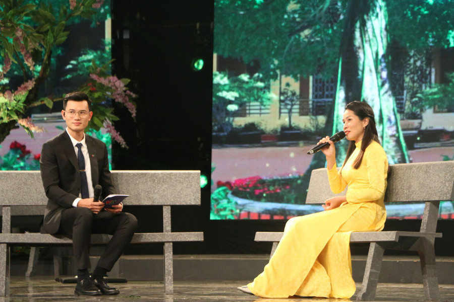 Cô Nguyễn Thị Hà - giáo viên Trường THPT Phan Đình Giót (Điện Biên) tại chương trình. Cô Nguyễn Thị Hà - giáo viên Trường THPT Phan Đình Giót (Điện Biên) tại chương trình.