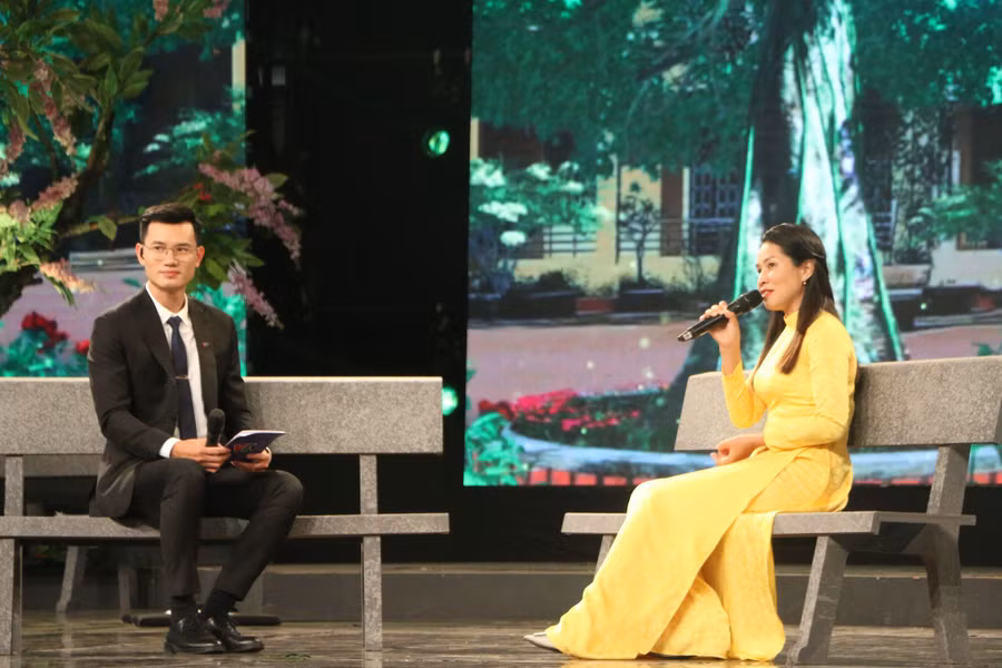Cô Nguyễn Thị Hà - giáo viên Trường THPT Phan Đình Giót (Điện Biên) tại chương trình.