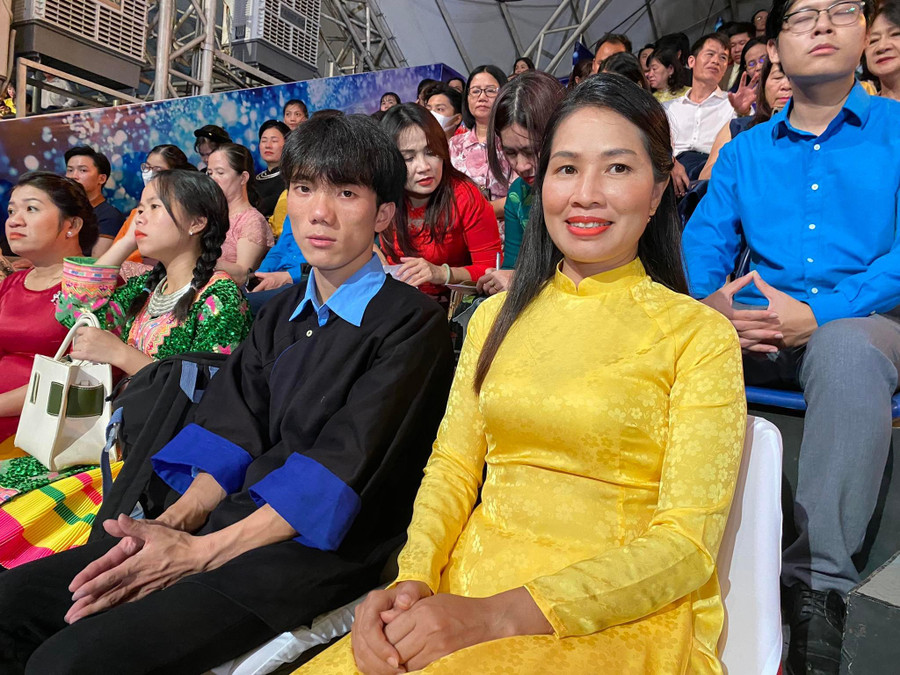 Em Giàng A Say (trái) - học sinh Trường THPT Phan Đình Giót (Điện Biên) tham gia chương trình cùng cô giáo đỡ đầu Nguyễn Thị Hà. Ảnh Ngô Chuyên. Em Giàng A Say (trái) - học sinh Trường THPT Phan Đình Giót (Điện Biên) tham gia chương trình cùng cô giáo đỡ đầu Nguyễn Thị Hà. Ảnh Ngô Chuyên.