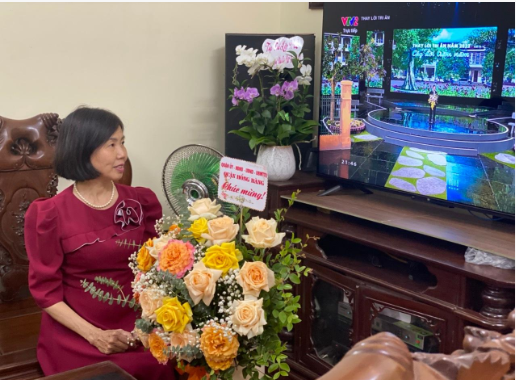 Cô Đào Thị Hoa xúc động khi xem chương trình Thay lời tri ân. Cô Đào Thị Hoa xúc động khi xem chương trình Thay lời tri ân.