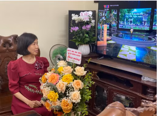 Cô Đào Thị Hoa xúc động khi xem chương trình Thay lời tri ân.