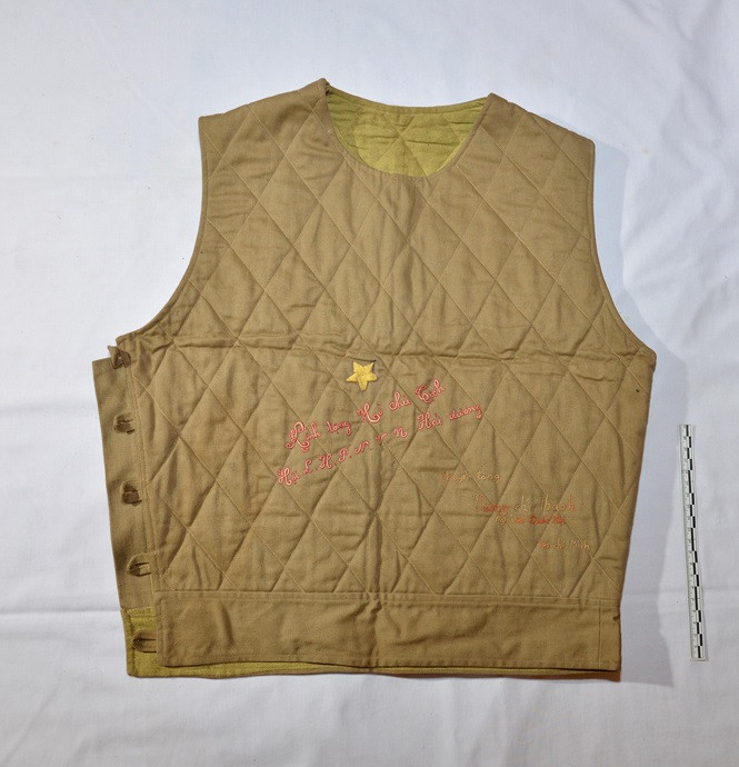 Chiếc áo trấn thủ Chủ tịch Hồ Chí Minh gửi tặng cụ Vương Chí Sình năm 1950. Chiếc áo trấn thủ Chủ tịch Hồ Chí Minh gửi tặng cụ Vương Chí Sình năm 1950.