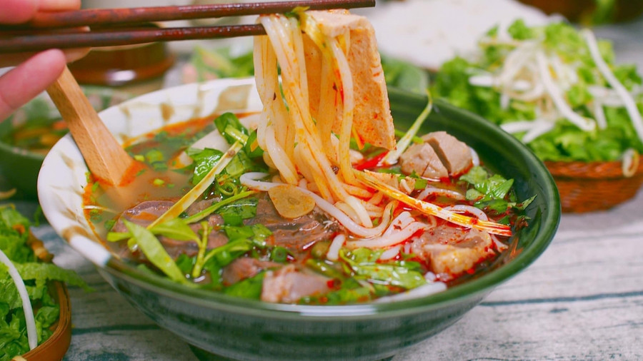 Cách nấu bún bò Huế cầu kỳ chuẩn vị cố đô gây sốt của cô gái Việt ở Nhật ảnh 6