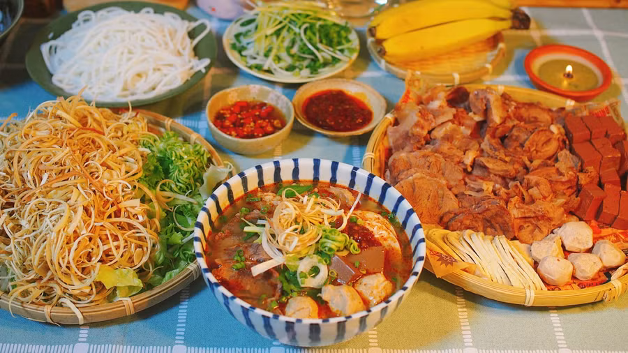 Cách nấu bún bò Huế cầu kỳ chuẩn vị cố đô gây sốt của cô gái Việt ở Nhật