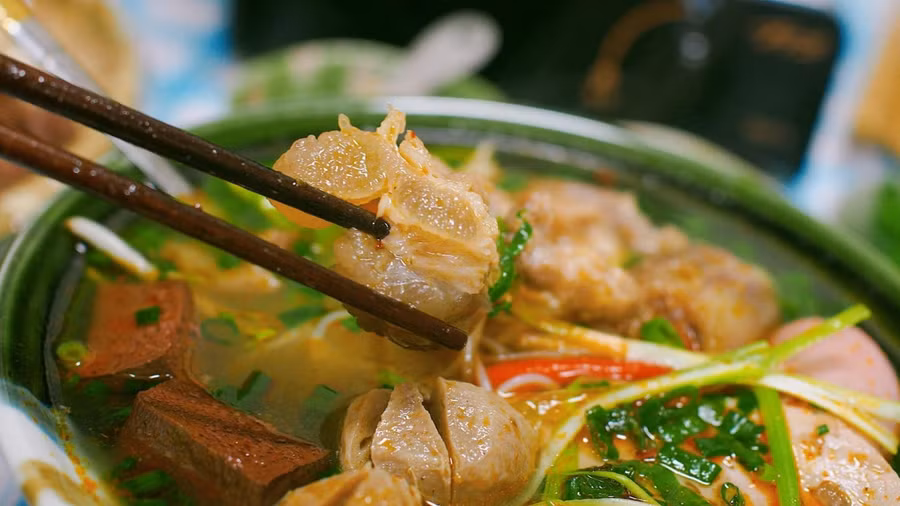 Cách nấu bún bò Huế cầu kỳ chuẩn vị cố đô gây sốt của cô gái Việt ở Nhật ảnh 7