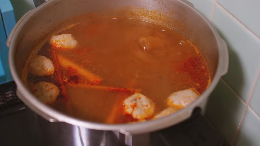 Dầu điều làm nước dùng thêm phần đẹp mắt.