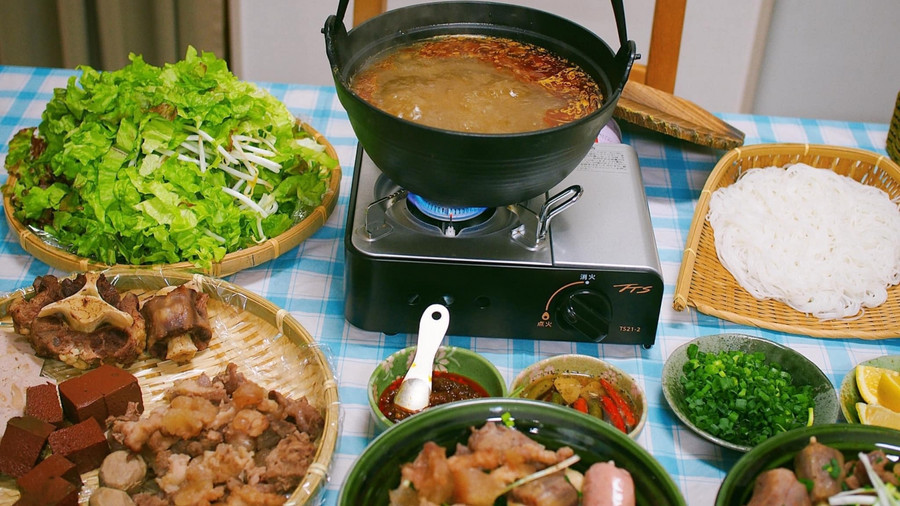 Bắc nồi nước dùng lên bàn, như ăn buffet.