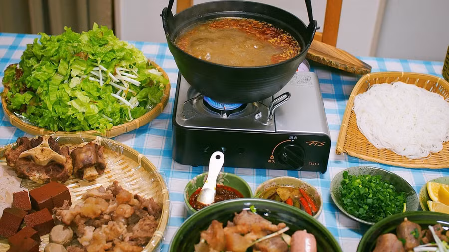 Bắc nồi nước dùng lên bàn, như ăn buffet.