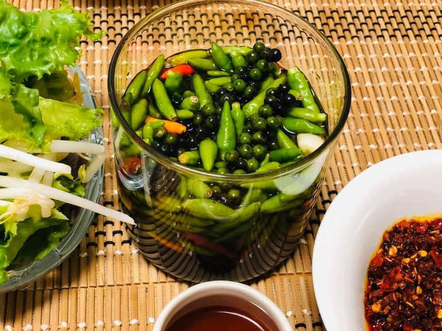 Một hũ mắm ớt tỏi không thể thiếu khi ăn bún bò.