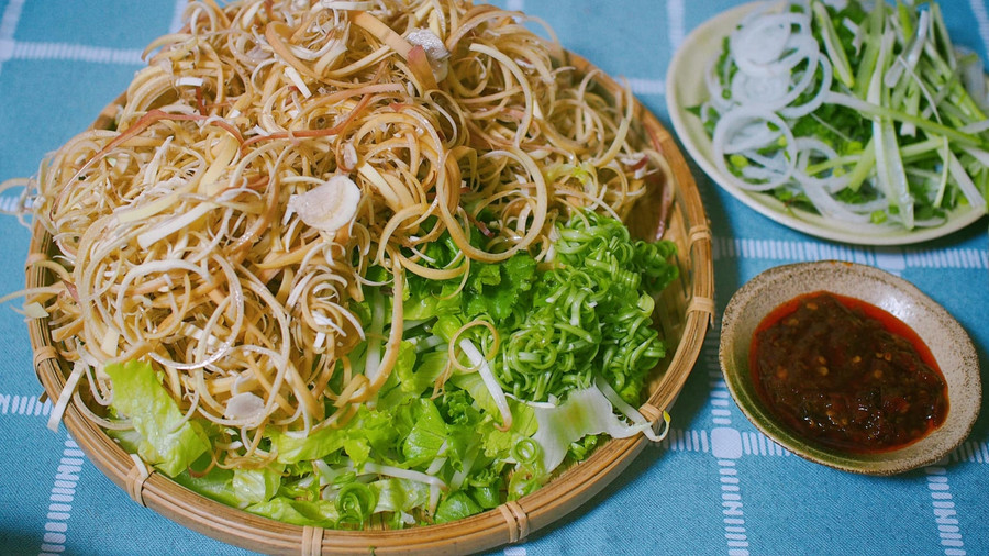 Hoa chuối, rau sống ăn kèm với bún bò Huế.