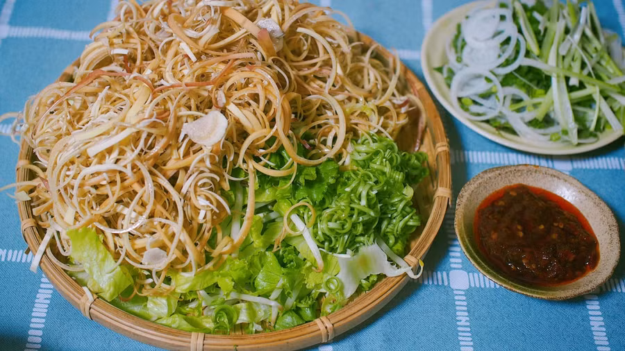 Hoa chuối, rau sống ăn kèm với bún bò Huế.