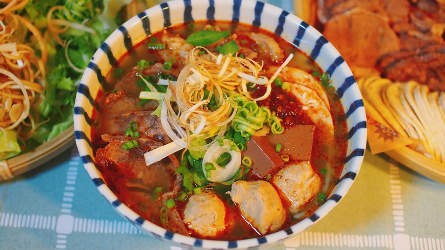 Cách nấu bún bò Huế cầu kỳ chuẩn vị cố đô gây sốt của cô gái Việt ở Nhật ảnh 5