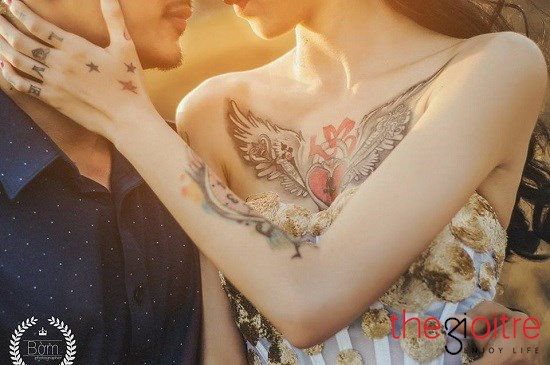 Ngay giữa ngực, Kim Thoa bất chấp xăm hình "đôi cánh".