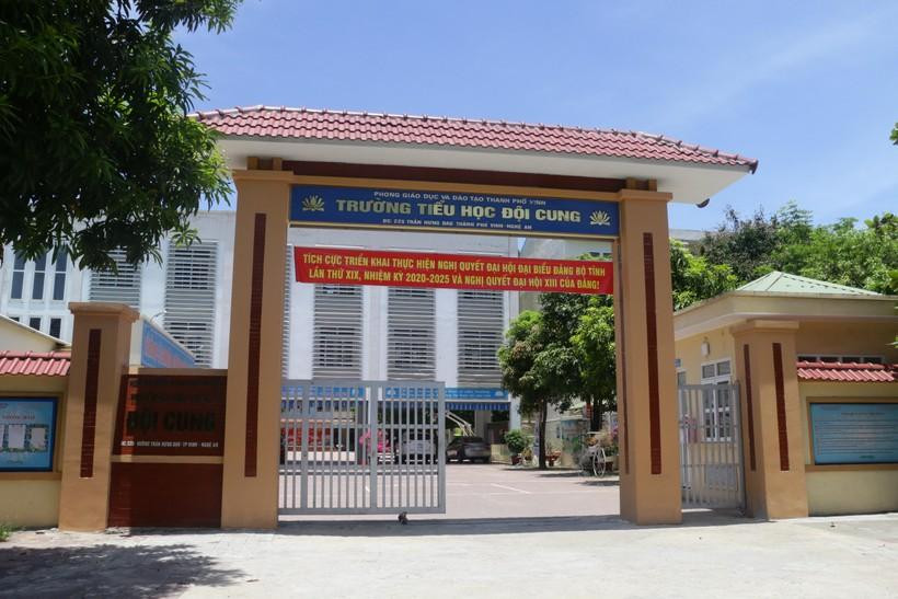 Đại diện Trường Tiểu học Đội Cung (TP Vinh, tỉnh Nghệ An) khẳng định, nhà trường không có chủ trương bắt phụ huynh đóng tiền để "chọn giáo viên tốt" cho con. Đại diện Trường Tiểu học Đội Cung (TP Vinh, tỉnh Nghệ An) khẳng định, nhà trường không có chủ trương bắt phụ huynh đóng tiền để "chọn giáo viên tốt" cho con.