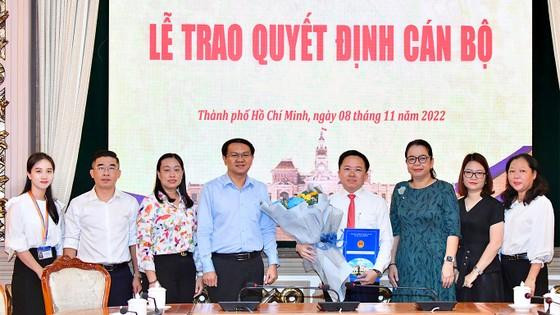 Các đồng chí lãnh đạo Sở TT-TT chúc mừng đồng chí Từ Lương. Ảnh:Việt Dũng. Các đồng chí lãnh đạo Sở TT-TT chúc mừng đồng chí Từ Lương. Ảnh:Việt Dũng.