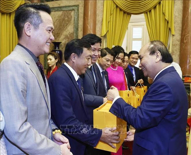 Chủ tịch nước Nguyễn Xuân Phúc tặng quà cho các doanh nhân trẻ tiêu biểu. Ảnh: Thống Nhất/TTXVN Chủ tịch nước Nguyễn Xuân Phúc tặng quà cho các doanh nhân trẻ tiêu biểu. Ảnh: Thống Nhất/TTXVN