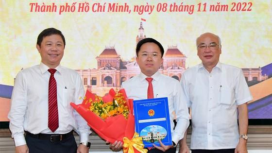 Trưởng Ban Tuyên giáo Thành ủy TPHCM Phan Nguyễn Như Khuê và Phó Chủ tịch UBND TPHCM Dương Anh Đức chúc mừng đồng chí Từ Lương. Ảnh: Việt Dũng. Trưởng Ban Tuyên giáo Thành ủy TPHCM Phan Nguyễn Như Khuê và Phó Chủ tịch UBND TPHCM Dương Anh Đức chúc mừng đồng chí Từ Lương. Ảnh: Việt Dũng.
