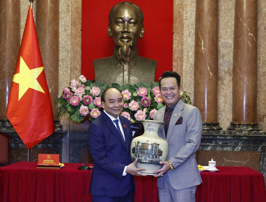 Chủ tịch nước Nguyễn Xuân Phúc tặng quà lưu niệm cho Hội Doanh nhân trẻ Việt Nam. Ảnh: Thống Nhất/TTXVN Chủ tịch nước Nguyễn Xuân Phúc tặng quà lưu niệm cho Hội Doanh nhân trẻ Việt Nam. Ảnh: Thống Nhất/TTXVN