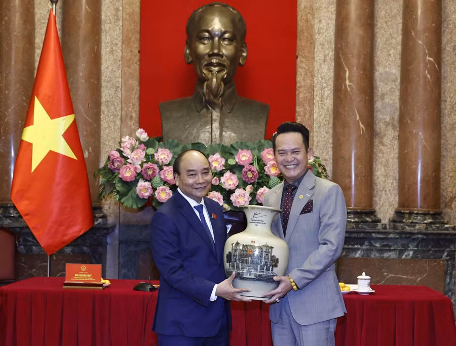 Chủ tịch nước Nguyễn Xuân Phúc tặng quà lưu niệm cho Hội Doanh nhân trẻ Việt Nam. Ảnh: Thống Nhất/TTXVN