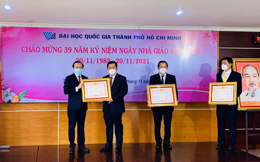 Ông Nguyễn Trọng Nghĩa-Bí thư Trung ương Đảng, Trưởng Ban Tuyên giáo Trung ương trao bằng khen của Thủ tướng cho các cá nhân.