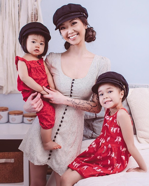 Michelle ăn chay trường.Cô sở hữu vóc dáng gợi cảm sau hai lần sinh nở. Chồng Michelle làJon Jovellanos, 35 tuổi, một nhà sản xuất kiêm quay phim sinh ra ở Canada. Anh chính là tác giả của nhiều bức ảnh chụp mẹ conMichelle. Michelle ăn chay trường.Cô sở hữu vóc dáng gợi cảm sau hai lần sinh nở. ChồngMichelle làJon Jovellanos, 35 tuổi, là nhà sản xuất kiêm quay phim sinh ra ở Canada. Anh chính là tác giả của nhiều bức ảnh chụp mẹ conMichelle.