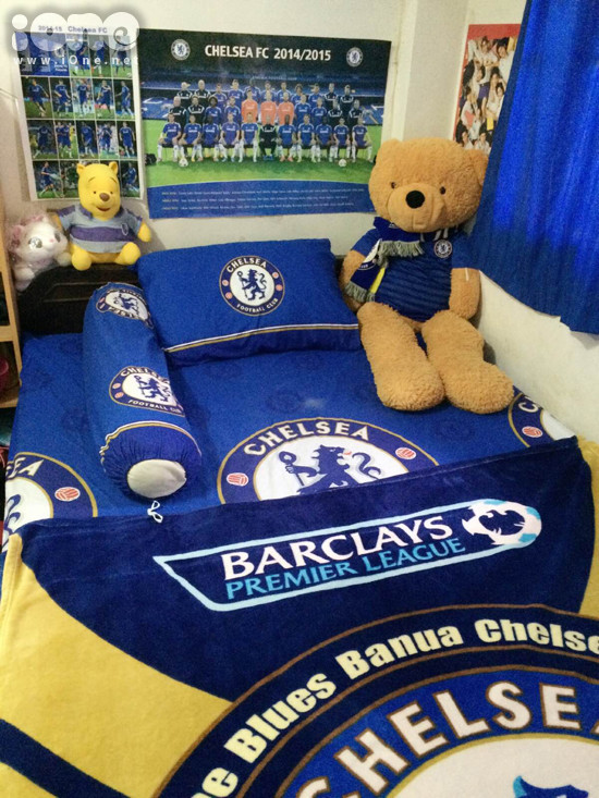 Một góc nhỏ của phòng của Thùy Dung ngập tràn màu xanh của Chelsea. Thùy Dung có tất cả những gì liên quan tới The Blues, từ hình ảnh đội bóng quacác mùa giải, ly uống nước, móc chìa khóa, kê chuột laptop, mũ phớt, mũ bảo hiểm cho tới chăn ga gối đệm, khăn choàng, giày… Mỗi khi thấy ai bán đồgì liên quan tới Chelsea là cô nàng quyết tâm mua bằng được. co-ban-du-hoc-sinh-viet-an-chelsea-ngu-chelsea-3