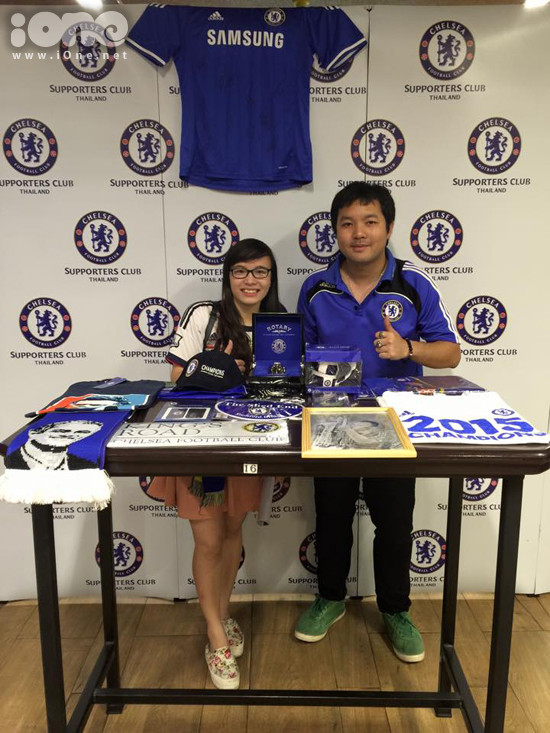 Dung cho biếtFrank Lampard là cầu thủ cô bạnhâm mộ nhất. Mặc dù bây giờ "Người không phổi"đã chuyển qua CLB New York City nhưng Dungvẫn theo dõi ngôi sao nàyhàng ngày trên Facebook & Instagram. Dung từng hì hụi vẽ bức tranh về Frank Lampard đểthể hiện tình cảm với idol của mình. Ước mơ của cô nàng làđược một lầnchụp ảnh với cầu thủ người Anh. co-ban-du-hoc-sinh-viet-an-chelsea-ngu-chelsea-5