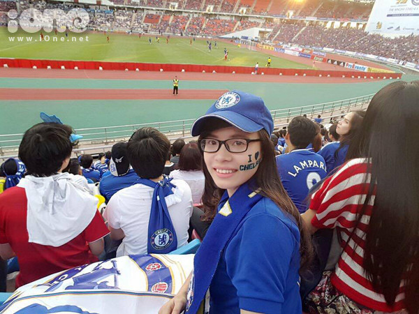 Vào tháng 5 vừa qua, Chelsea có chuyến du đấu ở Bangkoknên cô bạnđã có cơ hội được xem đội bóng mình yêu thíchthi đấu, thỏa mãn giấc mơ bấy lâu nay. co-ban-du-hoc-sinh-viet-an-chelsea-ngu-chelsea-2