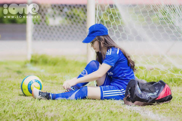 Không chỉ thích xem bóng đá, Thùy Dung còn đam mê đá bóng mặc dù chiều cao khiêm tốn. "Bóng đá là ở cái đầu và thể hiện ở đôi chân, chiều cao chỉ là lợi thế thêm. Trước đây học cấp 3 mình có chơi cho trường, cũng có chút kinh nghiệm về đá bóng nên sau này qua Thái học mình đá cho khoa. Các bạn nữ Thái rất khỏe và chơi rất hay vì các bạn ấy được rèn luyện tất cả các môn thể thao từ nhỏ”, Dung cho biết. co-ban-du-hoc-sinh-viet-an-chelsea-ngu-chelsea-8