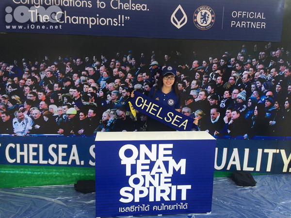 Trước nhiều ý kiến cho rằng con gái xem bóng đá chỉ vì mê các cầu thủ điển trai, Dung cười hì hì chia sẻ đó chỉ là lý do bên ngoài thôi, còn có giữ được tình yêu với đội bóng hay không là do chính cách chơi của đội. co-ban-du-hoc-sinh-viet-an-chelsea-ngu-chelsea-6