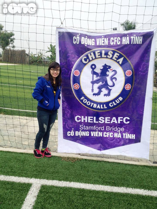 Khi được hỏi thấy saovề tình yêu bóng đá của các bạn trẻ Thái,Thùy Dung cho biết cách yêu và cách thể hiện tình yêu của họkhác ở Việt Nam. Họ không thể hiện ra ngoài nhiều, không có các cuộc offline thường xuyên. Chỉ khi những có trận lớn người ta mới tụ tập cổ vũ. co-ban-du-hoc-sinh-viet-an-chelsea-ngu-chelsea-7