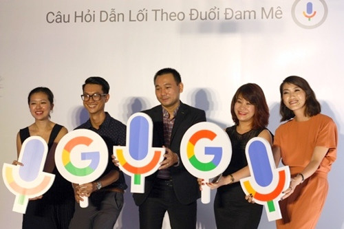 Bà Nguyễn Phương Anh (ngoài cùng bên phải) cùng các đối tác của Google trong buổi họp báo hôm 30/9/2015 